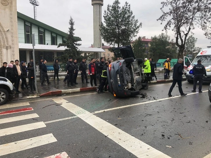 Siirt’te Refüje Çarpan Otomobil Yan Yattı