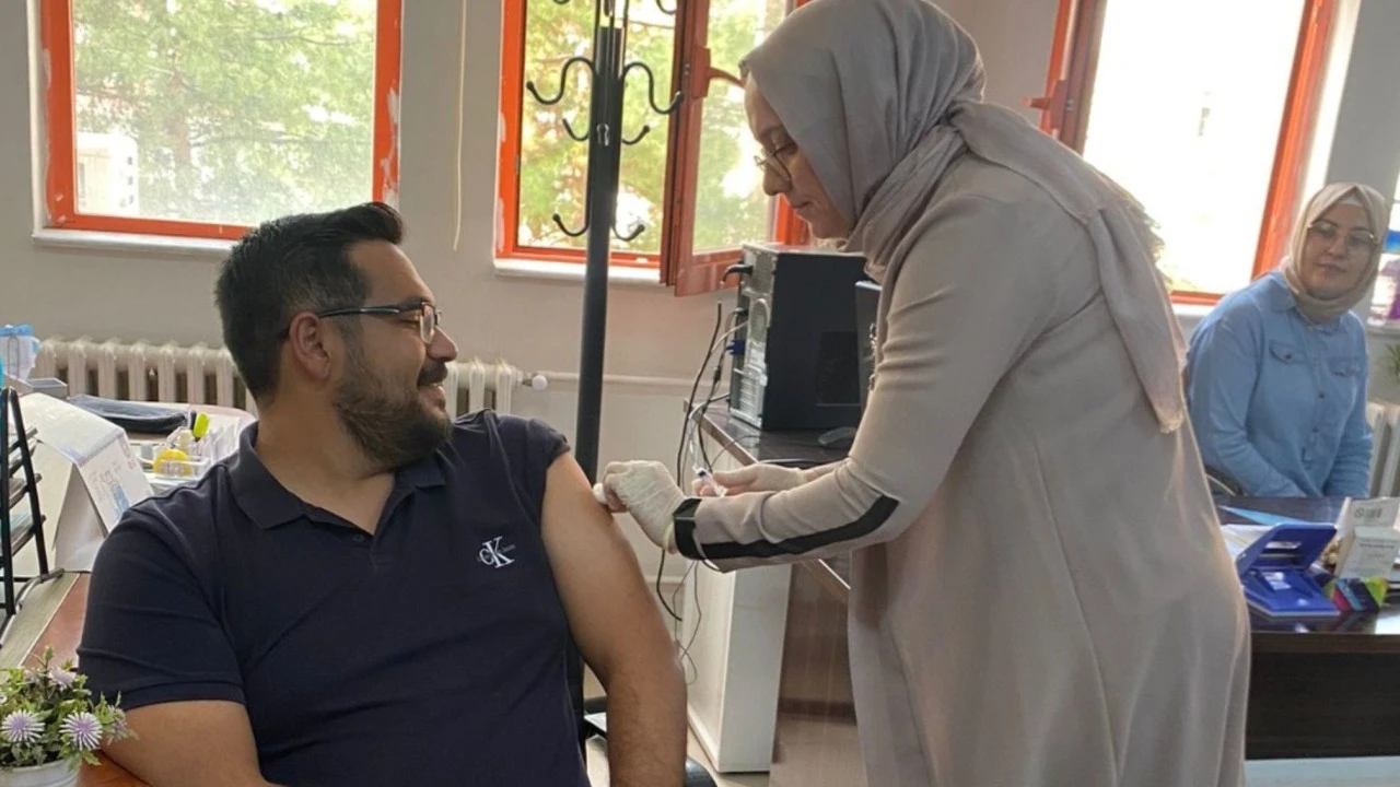 Siirt'te Sağlık Çalışanlarına Grip Aşısı Uygulaması Başladı