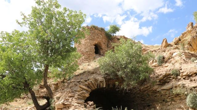 Siirt'te sarp dağların zirvesindeki tarihi İrun Kalesi turizme kazandırılmayı bekliyor