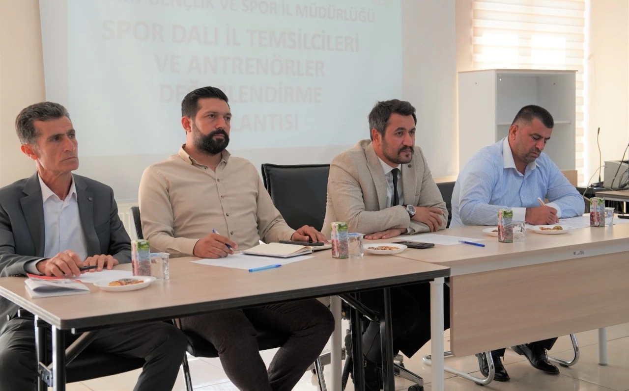 Siirt&rsquo;te Spor Dalları İl Temsilcileri Ve Antren&ouml;rler Değerlendirme Toplantısı Yapıldı