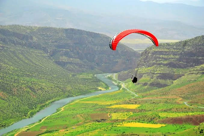 Siirt'te Turizm Haftası'nda Yamaç Paraşütü Etkinliği Düzenlendi