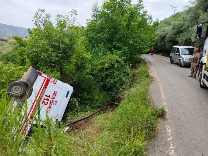 Siirt’te Vakaya Giden Ambulans Trafik Kazası Geçirdi