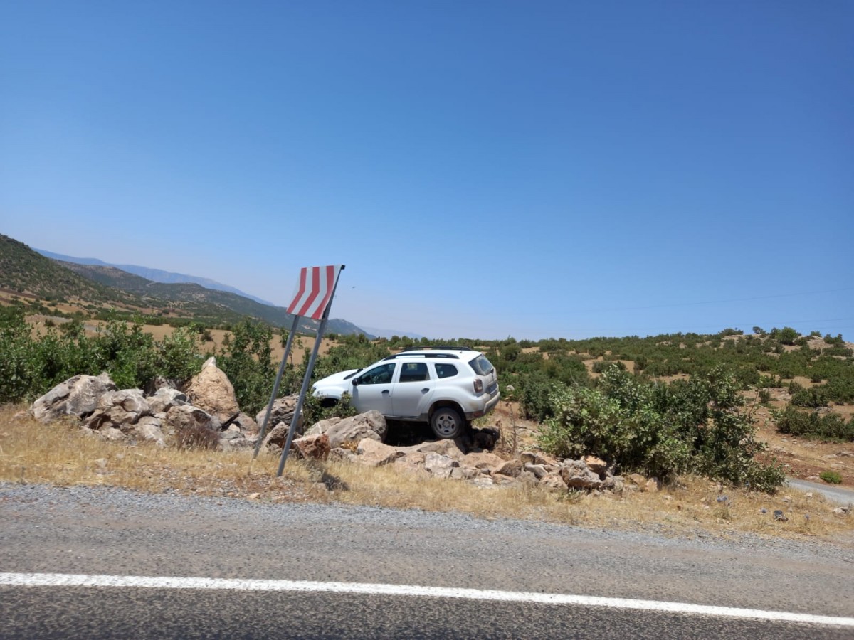 Siirt’te yoldan çıkan araç kayalara çarparak durabildi