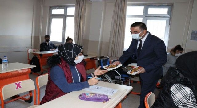 Siirt Valisi Hacıbektaşoğlu, öğrencilerin heyecanına ortak oldu