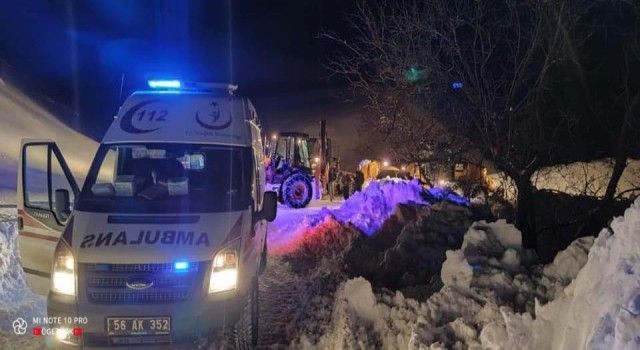 Siirt'te hasta adam için karlı yollar aşıldı