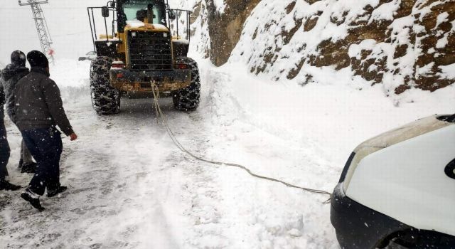 Siirt'te karda kalan minibüs ve 8 kişi kurtarıldı
