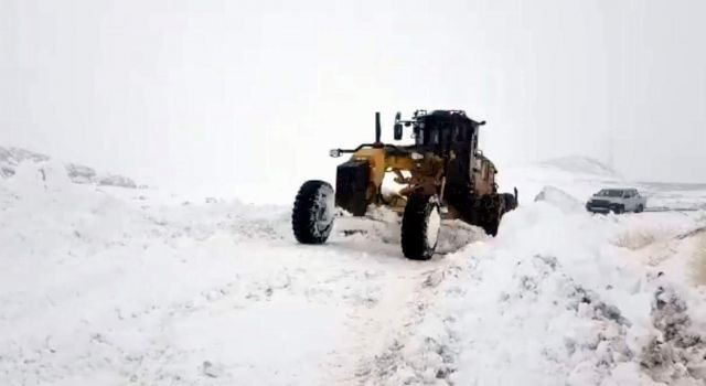 Siirt'te kardan kapanan 12 köy yolu açıldı