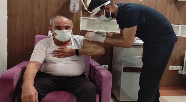Siirt'te Korona aşı uygulaması sağlıkçılarla başladı