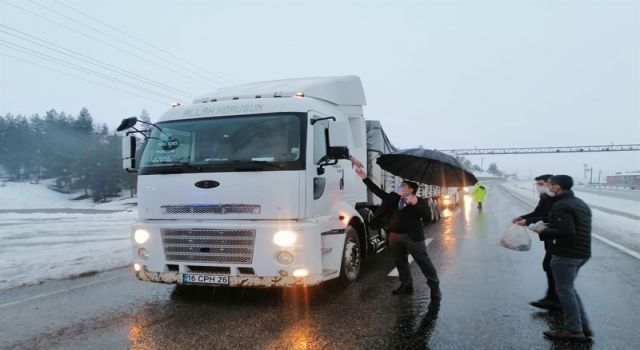 Siirt'te yolda mahsur kalan sürücülere kumanya