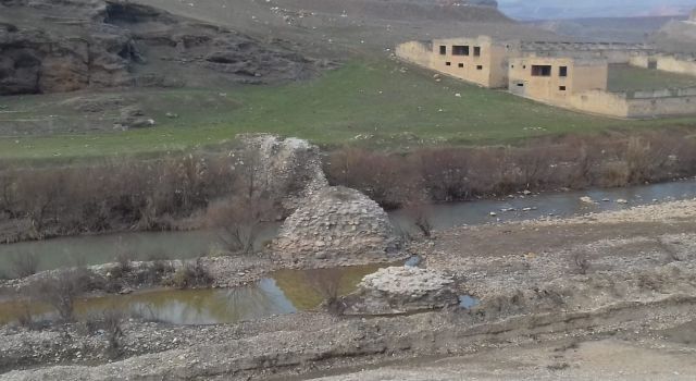 Siirt'teki kuraklık eski köprünün kalıntılarını gün yüzüne çıktı