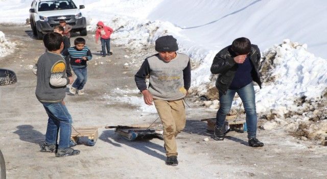 Siirtli çocukların naylon kızaklarla kar keyfi