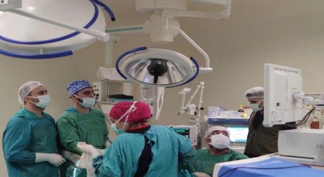Siirt'te 5 yaşındaki hastaya laparoskopik nefrektomi ameliyatı yapıldı