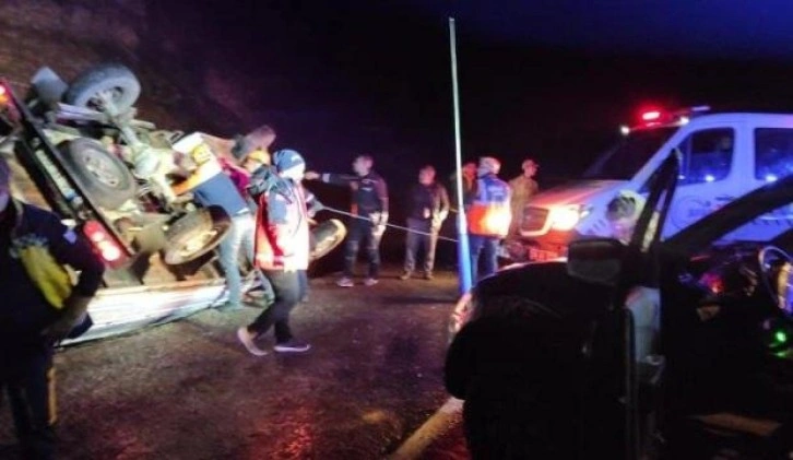 Siirt’te kayganlaşan yolda araç devrildi: 5 yaralı