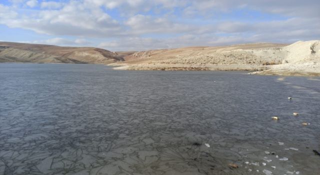 Sivas Gürün'de göletler buz tuttu