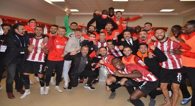 Sivasspor'dan galibiyet pozu!