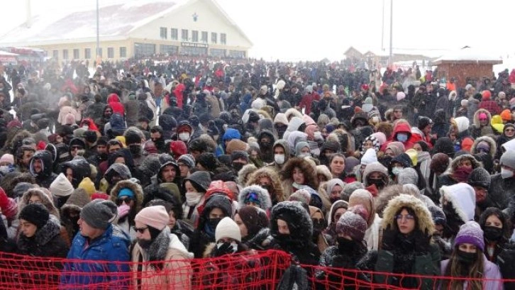 Soğuğu bahane edip sahneye çıkmayan Manuş Baba'ya hayranlarından tepki!