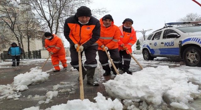 Sultangazi'de karla kaplı yolları ekipler açıyor