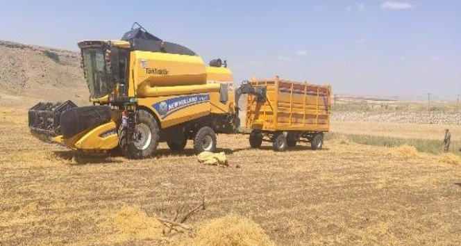 Tamir etmek istediği biçerdövere sıkışarak hayatını kaybetti