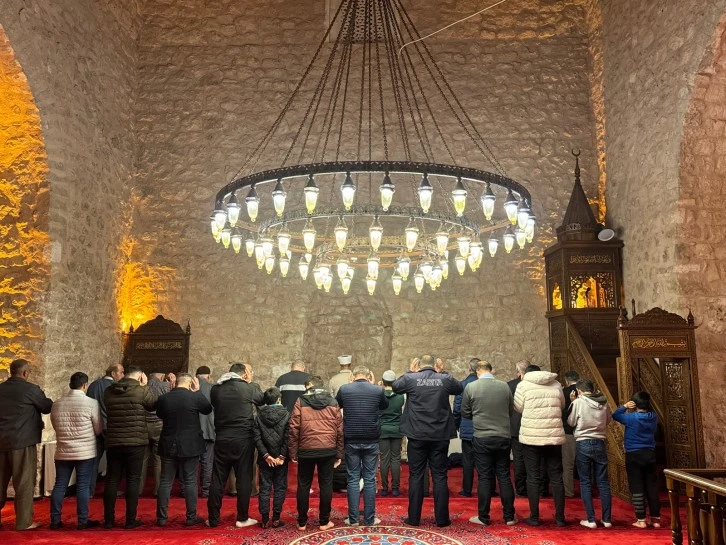 Tarihi Siirt Ulu Cami'de ilk teravih namazı kılındı