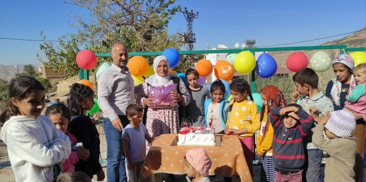 Torunundan 67 yaşına giren babaannesine doğum günü sürprizi