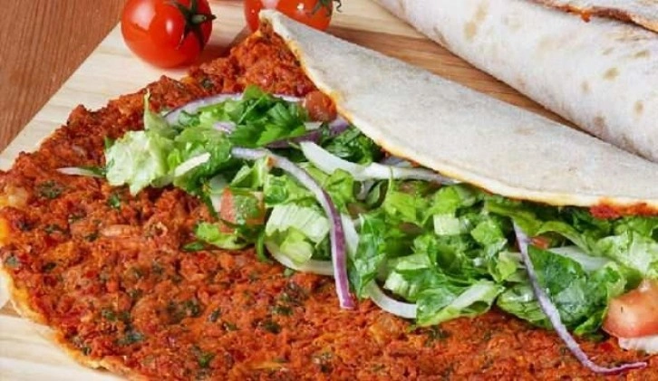 Tost makinesinde lahmacun nasıl yapılır? Tost makinesinde 9 malzemeli lahmacun tarifi...