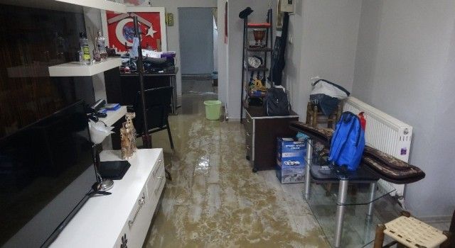Trabzon'da binayı kanalizasyon suyu bastı