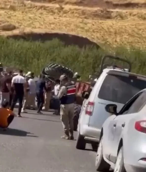 Trakt&ouml;r Kontrolden &Ccedil;ıktı  4 Kişi Yaralandı