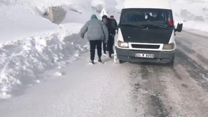 Türk halk müziği sanatçısı Erzincan'ın kar keyfi