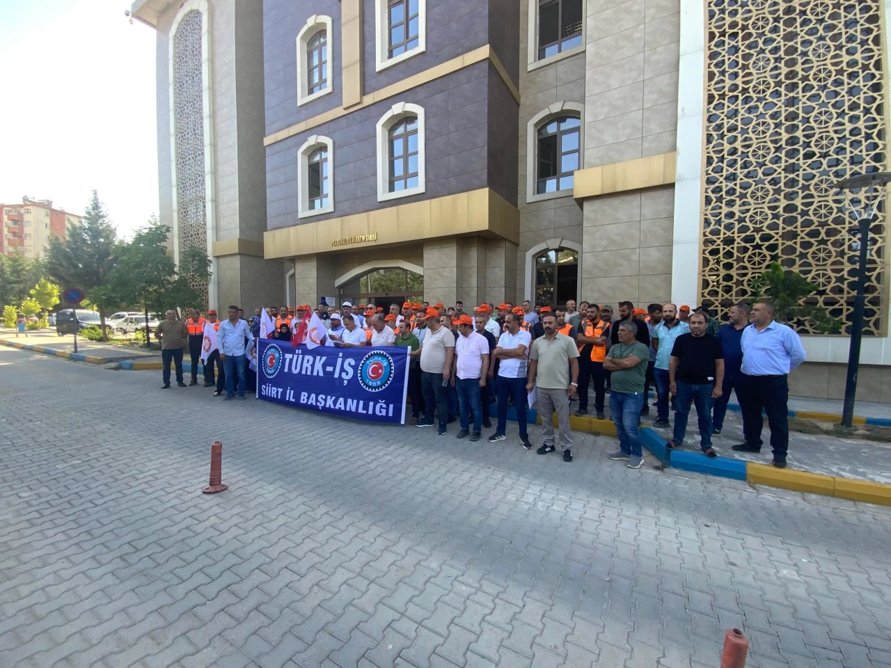 Türk-İş’ten Siirt’te Eylem: “Biz Emekçiyiz, Köle Değiliz!”