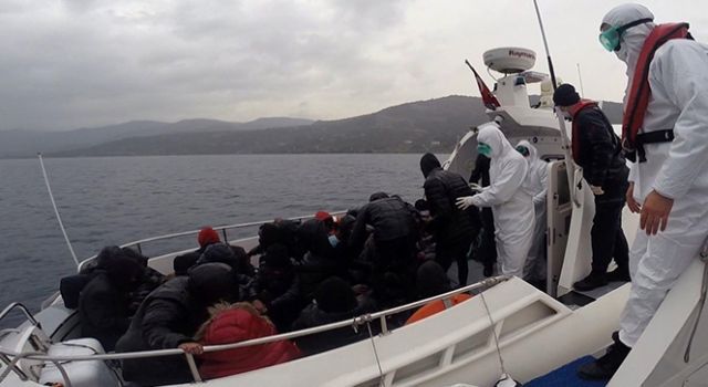 Ege'de ölüme terk edilen 26 göçmen kurtarıldı