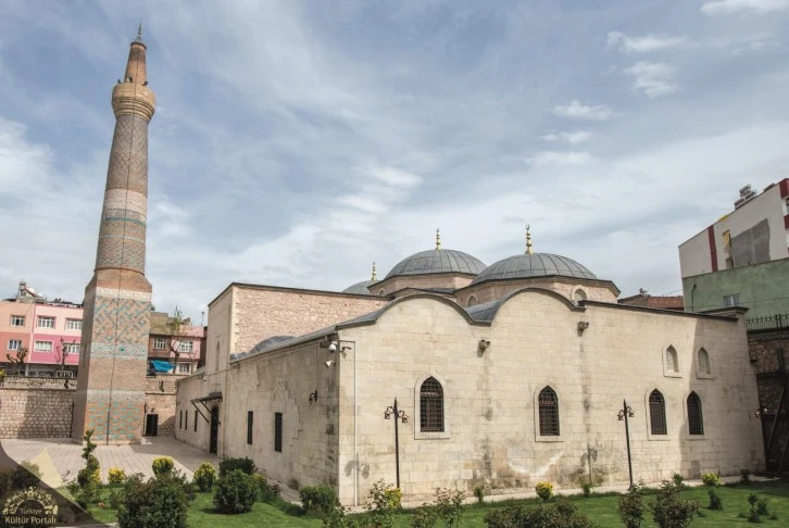 Ulu Caminin Etrafında Çevre Düzenlemesi Başladı 