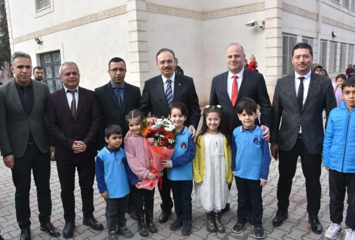 Vali Dr. Kemal Kızılkaya, Öğrencilerin Karne Heyecanına Ortak Oldu