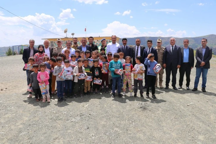 VALİ HACIBEKTAŞOĞLU, BAYKAN’DA KÖY OKULLARINI ZİYARET ETTİ, VATANDAŞLARIN TALEPLERİNİ DİNLEDİ