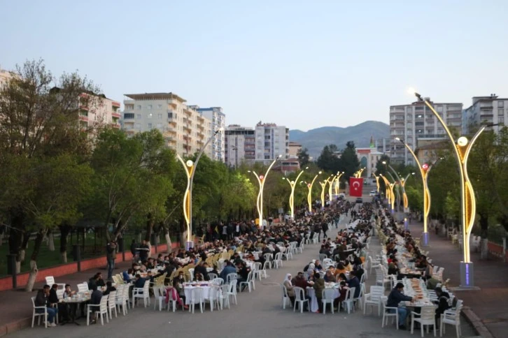 VALİ HACIBEKTAŞOĞLU, KURTALAN İLÇESİNDE VATANDAŞLARLA İFTAR SOFRASINDA BİR ARAYA GELDİ