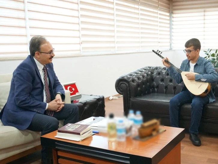 Vali Ve Belediye Başkan V. Dr. Kızılkaya, Özel Birey Eyüp Sarsılmaz’ı Makamında Ağırladı