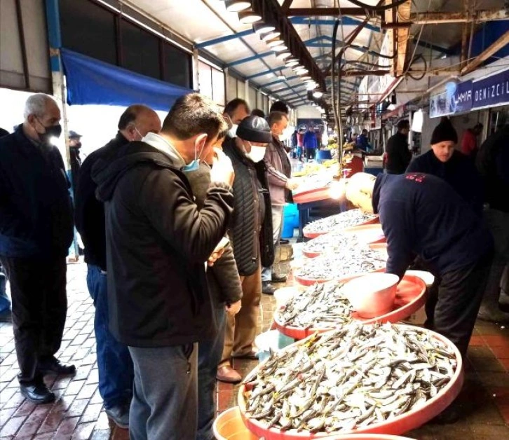 Vatandaş balık haline akın etti