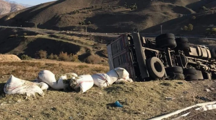 Virajı alamayan saman yüklü kamyon devrildi