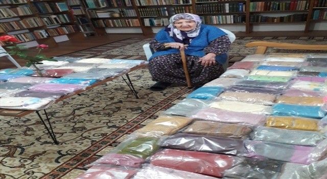 Yalova'da Zeliha nineden soğukta görev yapan askerlere çorap