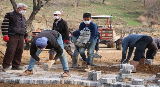 Yenipazar'ın yolunu mahalleli yapıyor