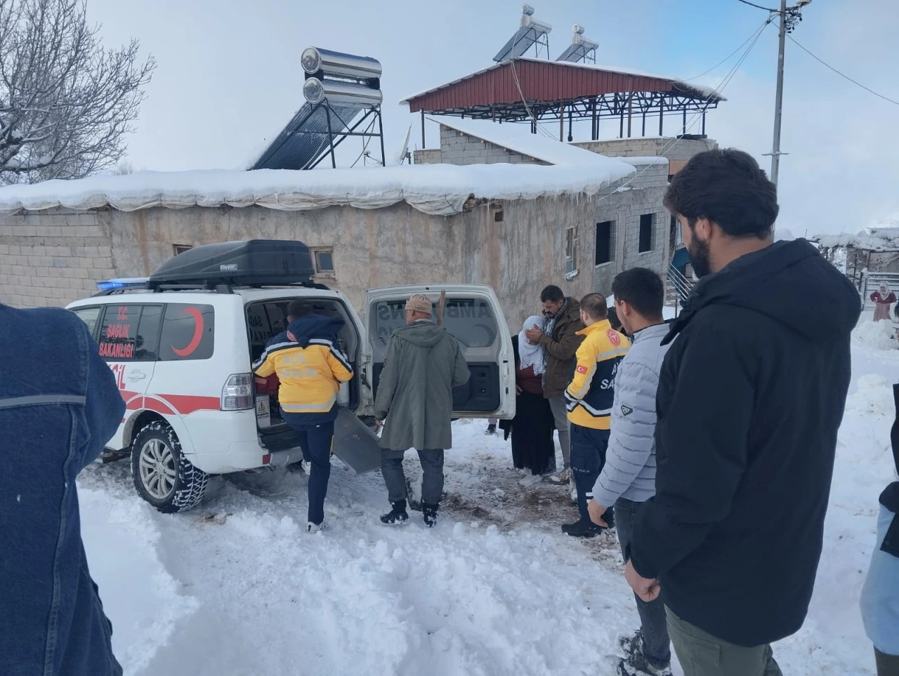 Yoğun Kar Altında Acil M&uuml;dahale: İ&ccedil; Kanama Ge&ccedil;iren Hasta Kurtarıldı