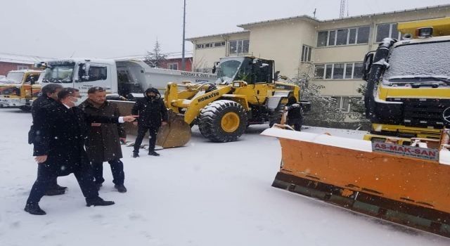 Yozgat Valisi Polat'ta karla mücadele ekibine ziyaret