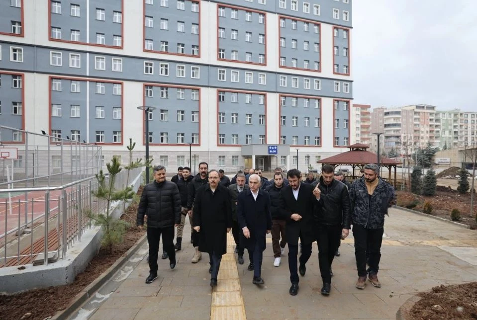 Yurt Kapılarını Açıyor