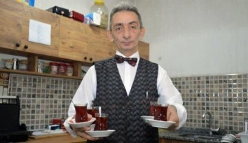 16 yıldır papyonu ve takım elbisesiyle çay ocağında servis yapıyor!