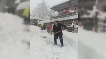 70 yaşındaki hastayı ambulansa yetiştirmek için kazma küreklerle yol açtılar