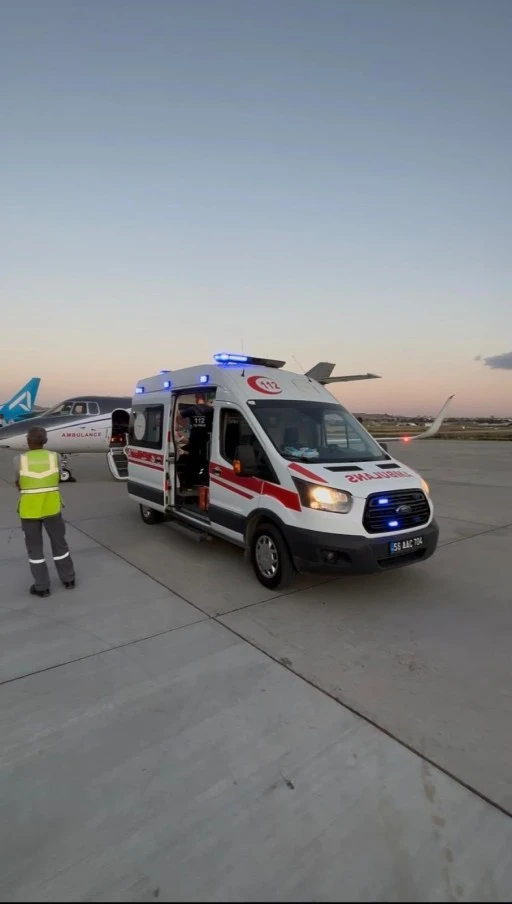 8 G&uuml;nl&uuml;k Bebeğe Hava Ambulansı