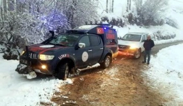 9 aylık hamile kadın rahatsızlandı, 6 saatlik çalışmayla yol açılarak hastaneye kaldırıldı