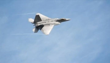 ABD'nin gönderdiği F-22 savaş uçakları BAE'ye ulaştı