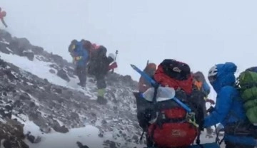Ağrı Dağı'na tırmanan İranlı dağcılara kar ve tipi engeli