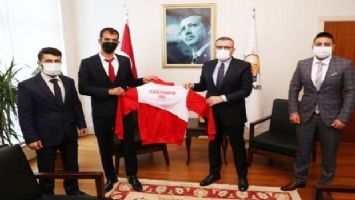 AK Partili Mahir Ünal&#039;a Elbistanspor forması