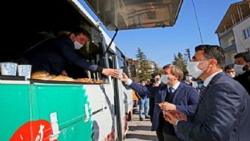 Aksaray Belediye Başkanı Evren Dinçer&#039;den Şefik Şengül&#039;e lokma ikramı